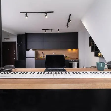 Chic 1br With Balcony In