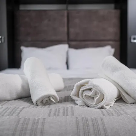 Chic 1br With Balcony In *