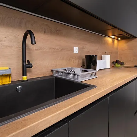 Chic 1br With Balcony In