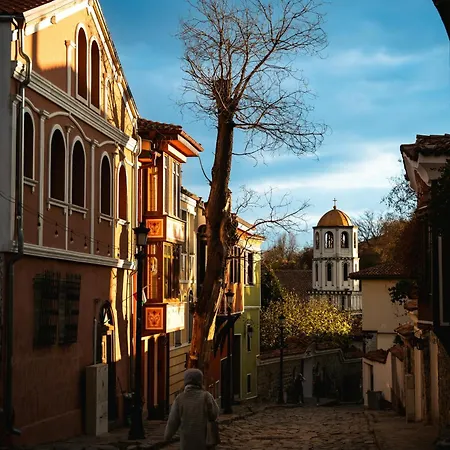 Chic 1br With Balcony In