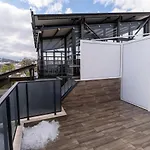 아파트 Chic 1br With Balcony In