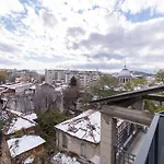 Chic 1br With Balcony In Apartman *