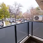 Chic 1br With Balcony In Apartman
