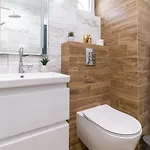 Chic 1br With Balcony In 아파트 *