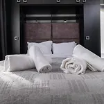 아파트 Chic 1br With Balcony In