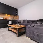 Chic 1br With Balcony In Apartman