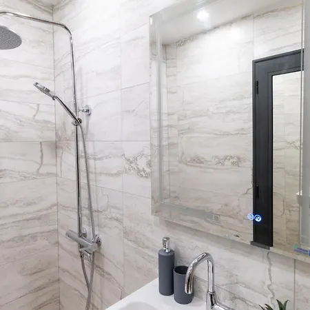 Chic 1br With Balcony In Apartman