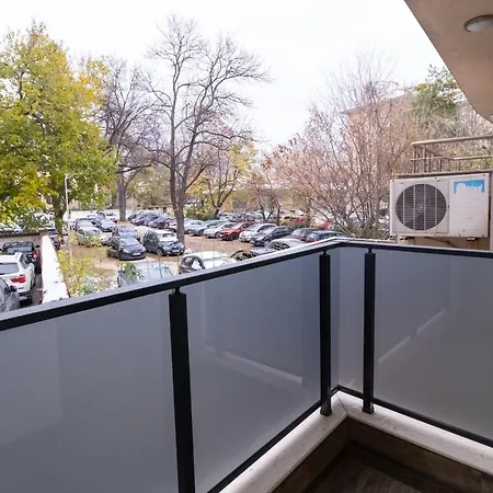 Chic 1br With Balcony In Διαμέρισμα