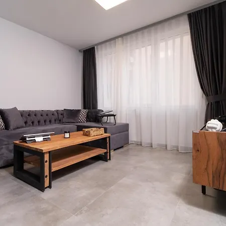 Chic 1br With Balcony In Διαμέρισμα