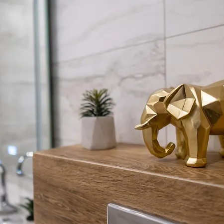 شقة Chic 1br With Balcony In