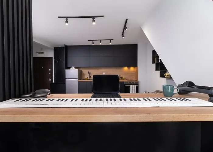 Chic 1br With Balcony In