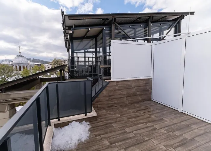 Appartement Chic 1br With Balcony In