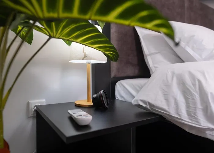 Chic 1br With Balcony In Daire *