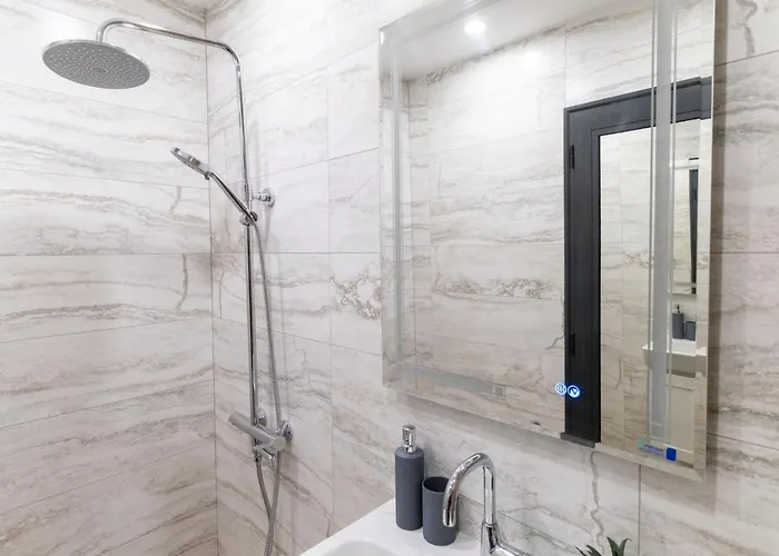 Chic 1br With Balcony In Daire