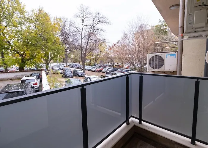 Chic 1br With Balcony In Daire