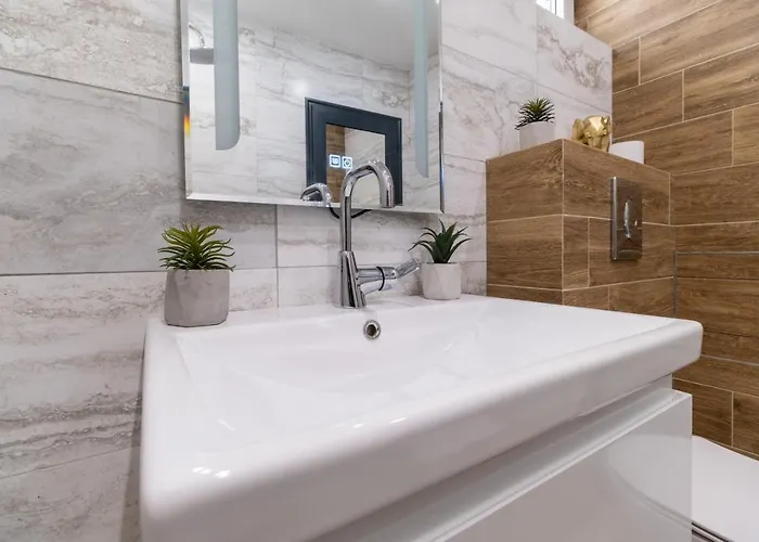 Chic 1br With Balcony In