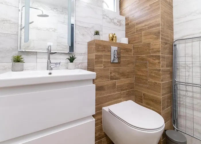 Chic 1br With Balcony In Daire *