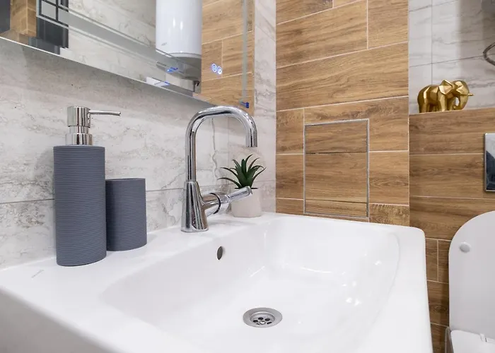 Chic 1br With Balcony In *