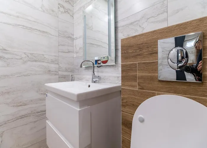 Chic 1br With Balcony In *