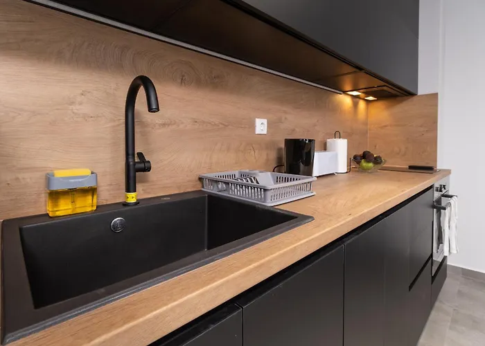 Chic 1br With Balcony In